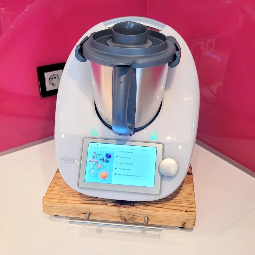 tbrett / Rollbrett aus Massivholz für Thermomix, Farbe summer, mit rundem Edelstahlgriff, in Küche mit Glas-Rückwand